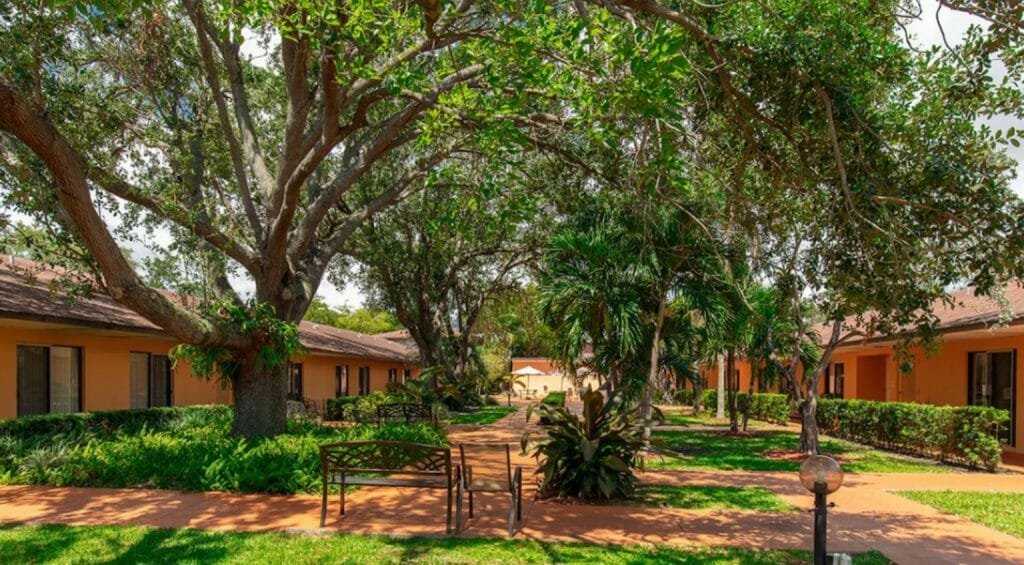 exterior of pompano beach Assisted living the residence at pompano beach